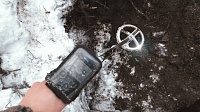 Услуги по поиску потерянных вещей в снегу с металлоискателем